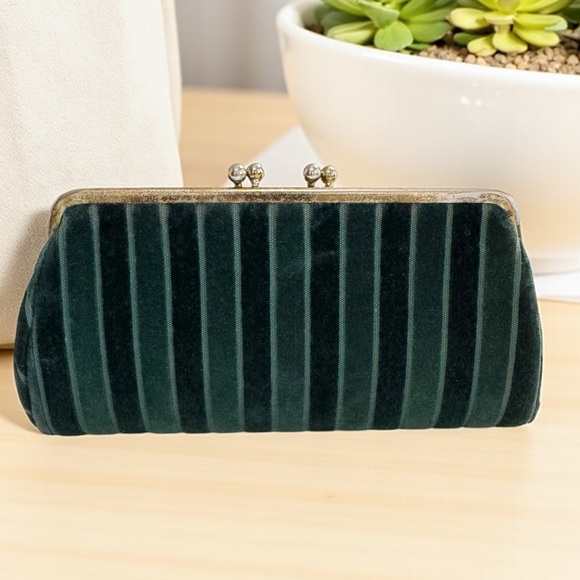 Vintage Green Velvet Clutch Purse with Gold Frame & Kiss-Lock Closure - Picture 1 of 12